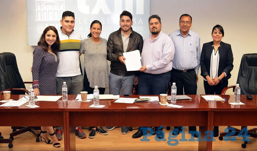 Comisión de Transporte Público de la LXIII Legislatura con estudiantes