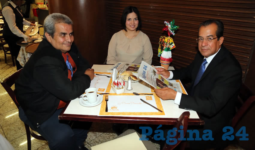 En el restaurante Del Centro tomaron el primer alimento del día Juan Carlos Quezada Sandoval y Bety Ramírez Márquez