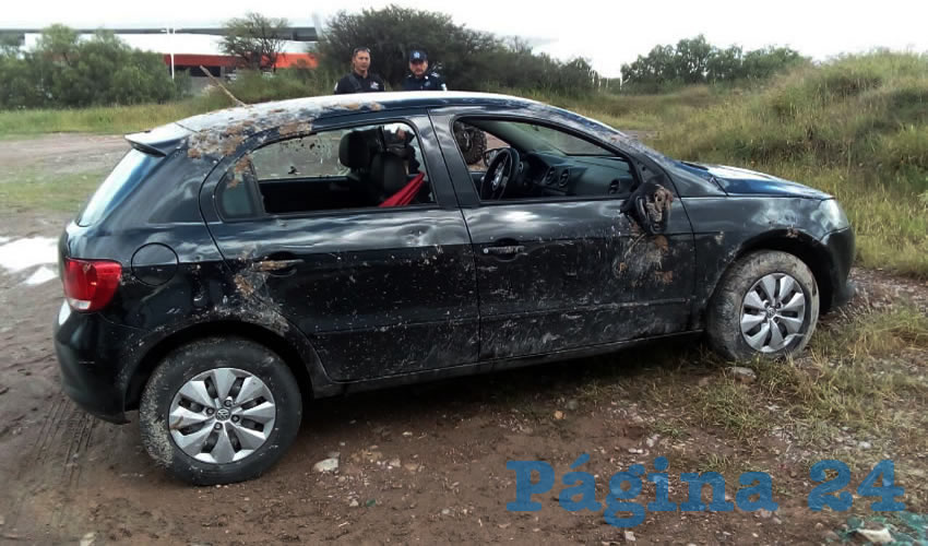 El automóvil, que fue puesto sobre sus cuatro ruedas tras volcarse, se volcó a la altura del centro de convenciones de la Isla San Marcos