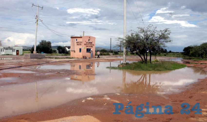 Fuga de agua potable, en la comunidad Laguna Blanca