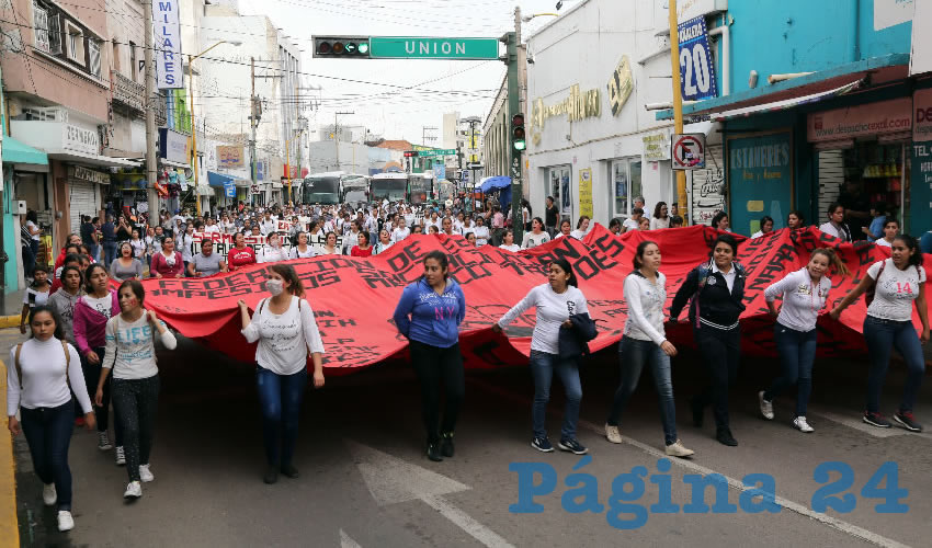 Estudiantes de la Escuela Normal Justo Sierra Méndez de Cañada Honda salieron ayer a las calles para exigir una vez más “justicia por los 43”