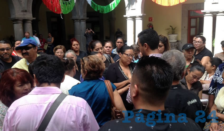 Si el alcalde Pablo Lemus se comprometió en campaña a que iba a mejorar nuestras calles, a dotarlas de alumbrado público y a brindarnos seguridad pública, no es tarde para hacerlo, señalaron vecinos de diversas colonias, quienes exigen por encima de todo seguridad pública en sus comunidades: “No basta con que le suban el sueldo a los policías”/Fotos: Francisco Tapia 
