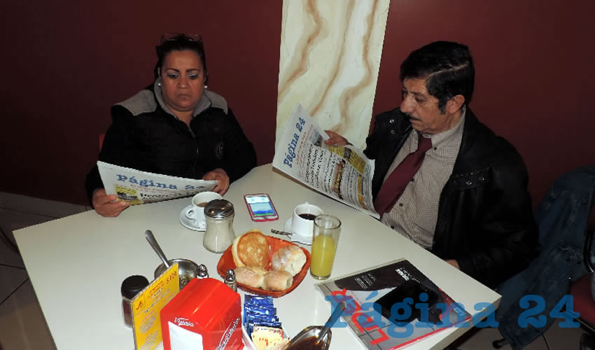 Esther Valdez y José Refugio Marín, secretaria de estadísticas y secretario general, respectivamente, de la Confederación Revolucionaria de Obreros y Campesinos (CROC), desayunaron en el restaurante Mitla