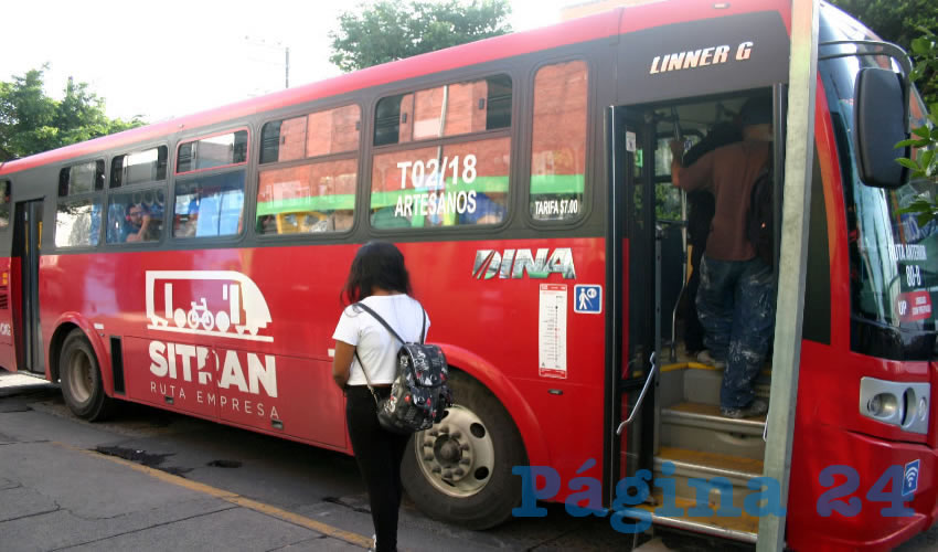 El alcalde tapatío, Enrique Alfaro, aseveró que el gobernador no debe seguir engañando a los ciudadanos, pues la promesa desde un inicio había sido que mientras no hubiera tres rutas troncales en funcionamiento al 100 por ciento no se daría un incremento, que entrará en vigor mañana en el corredor troncal Artesanos con tarifa de 9 pesos/Fotos: Francisco Tapia