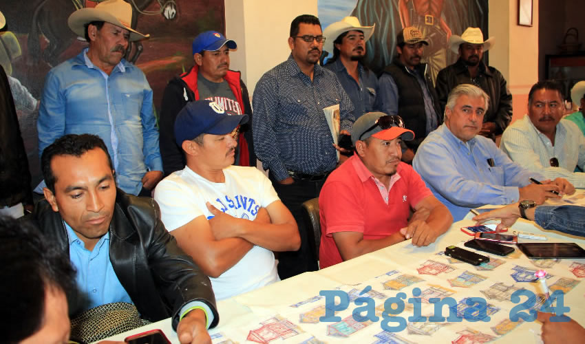 Comisarios ejidales que desde el pasado 27 de septiembre mantienen tomadas las instalaciones de la minera Peñasquito que según afecta a 13 comunidades vecinas en Mazapil reprocharon que la empresa solo les da “atole con el dedo” porque no ha cumplido con los pactos a los que se comprometieron en 2009 con los habitantes directamente afectados con la industria (Foto Rocío Castro Alvarado)