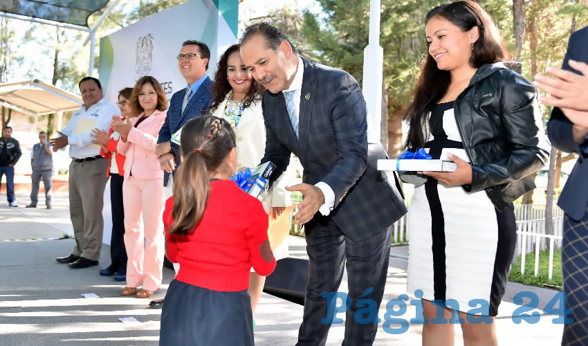El gobernador del Estado, Martín Orozco Sandoval, entregó obras de rehabilitación y puso en marcha otras acciones para fortalecer la infraestructura del jardín de niños IV Centenario