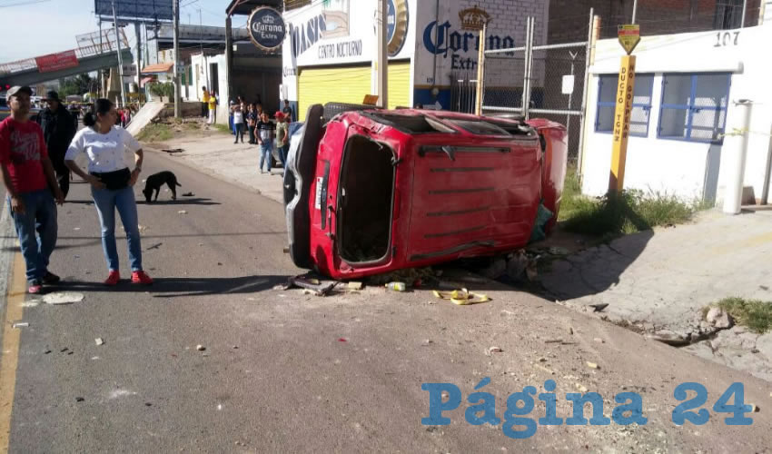 Uno de las unidades afectadas, la Ford Explorer roja, con placas del estado de Iowa, que manejaba Alejandro “N” “N”, que fue hospitalizado al igual que otras cuatro personas