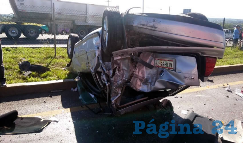 Sobre su toldo quedó el automóvil Volkswagen Jetta gris, modelo 2003, láminas del estado de Aguascalientes, que tripulaban Isidro “N” “N” y Olga “N” “N”