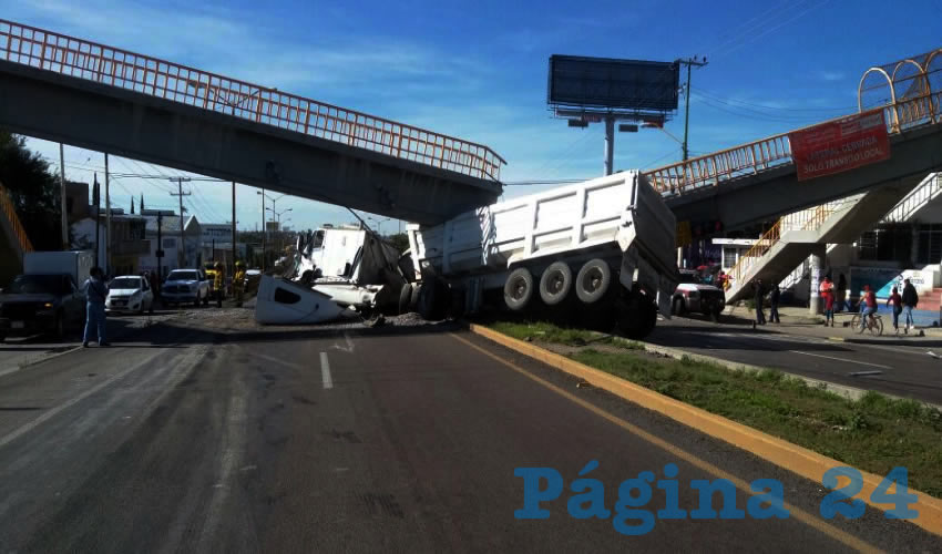 Luego de embestir varios vehículos, el tráiler se estampó contra el pilar central del puente peatonal sobre la carretera federal 45 norte, en Margaritas, Jesús María
