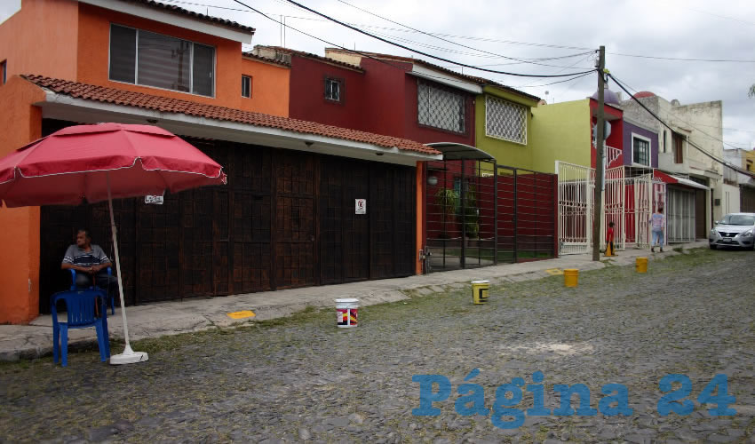 Una persona no puede aprovecharse de la calle para lucrar; sin embargo, en los alrededores de la Expo Ganadera, quienes viven en los alrededores están sometidos al yugo de los apartalugares, quienes operan impunemente en la zona/Fotos: Francisco Tapia