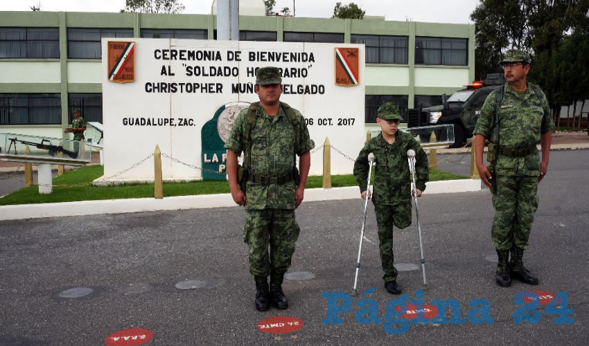 El nombramiento se hizo en una ceremonia militar realizada en el patio central de la Zona Militar, donde fue leída una orden extraordinario, donde se reconoce a Christopher como soldado honorario (Foto Merari Martínez Castro)
