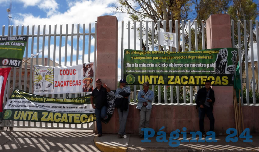 Las organizaciones que mantienen tomada la Sagarpa, se autodenominan Frente Autentico por el Campo (FAC) integrada por la Central Independiente de Obreros Agrícolas y Campesinos (Cioac) la Coalición de Organizaciones Democráticas Urbanas y Campesinas (Coduc) Movimiento Social por la Tierra (MST) y la Unión Nacional de Trabajadores Agrícolas (Unta) (Foto Merari Martínez Castro)