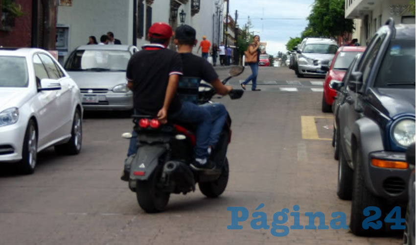 Gran parte de los motociclistas que circulan en la ZMG andan sin luces, sin casco protector y van a toda velocidad por entre los carriles, cuando la ley se los prohíbe; el problema es aún mayor, ya que la Secretaría de Movilidad apenas comienza realizar operativos para regularlos/Foto: Francisco Tapia