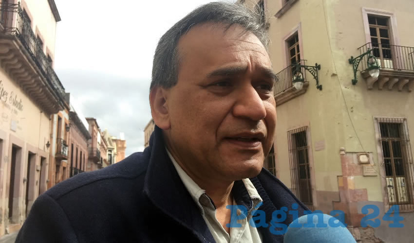 Personal docente de la Unidad Académica de Filosofía de la UAZ se plantó en las inmediaciones de Rectoría para exigir que el rector Antonio Guzmán Fernández volteé a ver la problemática que aqueja en esta institución donde condenan que desde la Dirección se orqueste una intolerancia académica (Foto Cristo González)