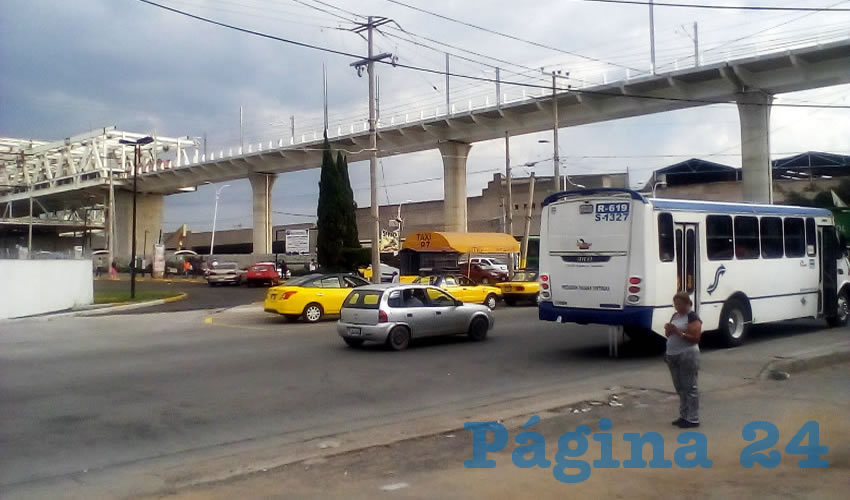 Las obras de la línea 3 del tren ligero han traído, además de la modernidad, sendos problemas en la zona de la Central Nueva, en Tlaquepaque: Los cierres viales han traído mayor inseguridad, y las calles abiertas a la circulación se encuentran destrozadas por soportar tanto tránsito/Fotos: Francisco Tapia