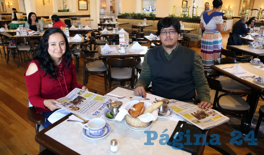En Sanborns Francia compartieron el pan y la sal Janeth Martínez Romo y Salvador Acosta Valenzuela