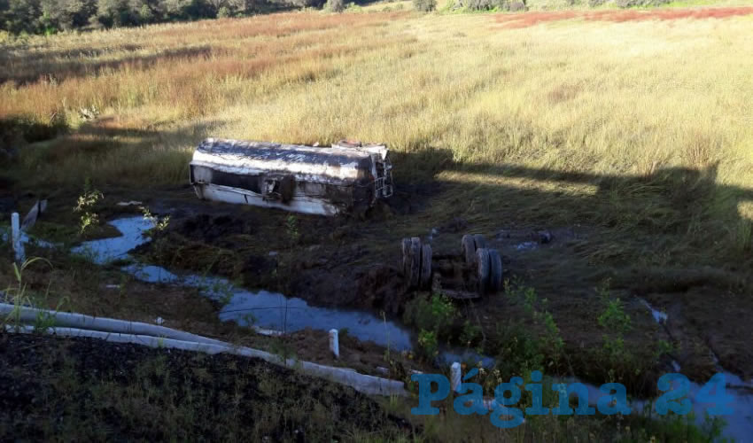El tráiler salió de la carretera federal 80-D y se volcó; murió también su conductor