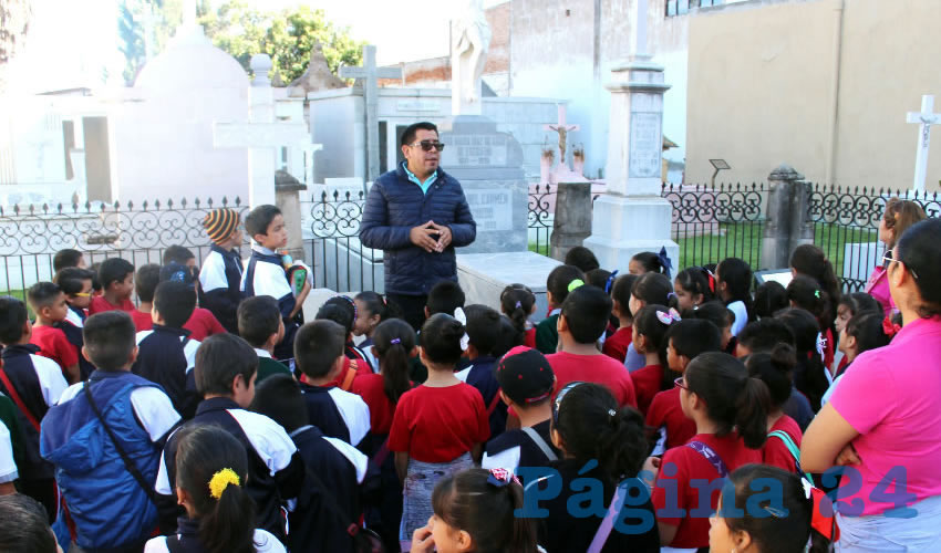 Con el objetivo de difundir la historia de personajes que contribuyeron a forjar el Aguascalientes que hoy tenemos y cuyos restos est&aacute;n depositados en los panteones de La Cruz y Los &Aacute;ngeles, se lleva a cabo el programa de Recorridos Hist&oacute;ricos Infantiles, coordinado por la Direcci&oacute;n de Parques Municipales