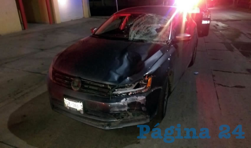 El automóvil Volkswagen Jetta, con huellas visibles en su parte frontal derecha, producto del atropellamiento