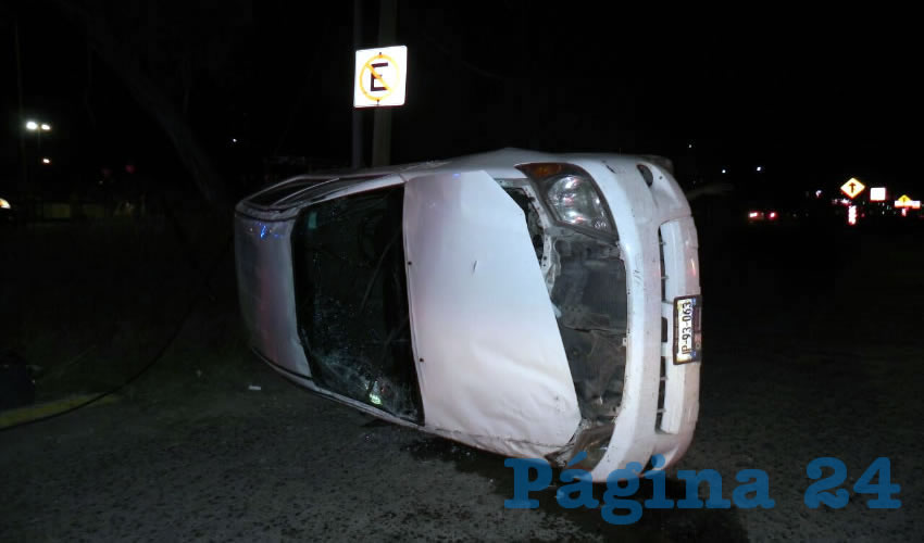 La camioneta Toyota Hulix se volc&oacute; sobre su costado derecho