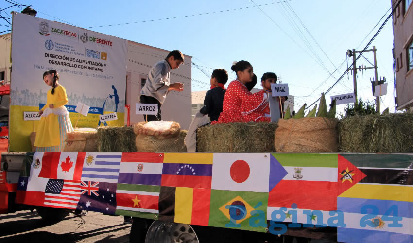Este desfile fue conformado por carros alegóricos en los cuales participaron instituciones educativas e instancias de gobierno. Los carros alegóricos estaban adornados con utilería basada con el tema de alimentación, además alumnos de diversas primarias portaron indumentaria relacionada con frutas y verduras (Foto Rocío Castro)