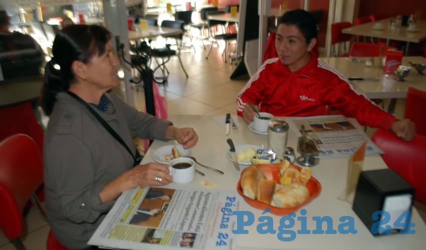 La señora Sara de Robles y Andrey Chi de Robles probaron su primer alimento del día en el restaurante Mitla