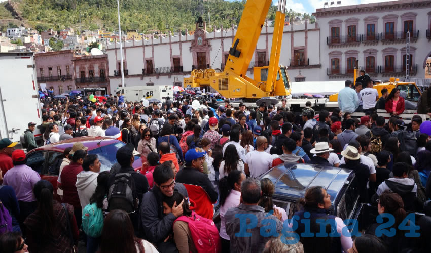“Hoy no es un día cualquiera. Salimos a las calles porque es el espacio que nos pertenece para gritar con libertad reclamos al viento para los oídos que escuchan. Nos une el espíritu universitario que palpita en las aulas de los campus. Nos duele el llanto de los hijos que ya no estarán con nosotros. La rabia, la indignación y la impotencia por los crímenes arteros de los que han sido objetos miembros de nuestra comunidad”, enfatizó Guzmán Fernández ante la multitud (Foto Merari Martínez Castro)