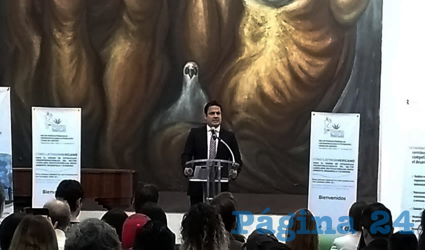 “No podemos permitir que vehículos chimenea circulen impunes, contaminando el aire que respiramos y siendo el antiejemplo de las medidas que como sociedad jalisciense venimos impulsando”, sentenció el gobernador de Jalisco sobre la contaminación por el parque vehicular; de la verificación no dijo una sola palabra/Foto: Francisco Andalón López 