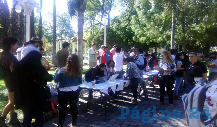 Las mesas de recolección de firmas, según el independiente Pedro Kumamoto, se instalarán por todo Jalisco, a fin de alcanzar el número necesario que sustente sus aspiraciones/Fotos: Elizabeth Ríos Chavarría