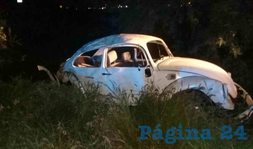 Así quedó el “vocho” tras volcarse con siete personas a bordo