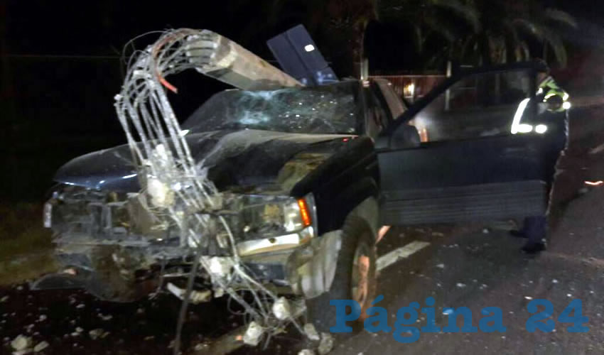 El poste cayó sobre la camioneta de Luis Jesús Martínez, quien se salvó de sufrir heridas graves