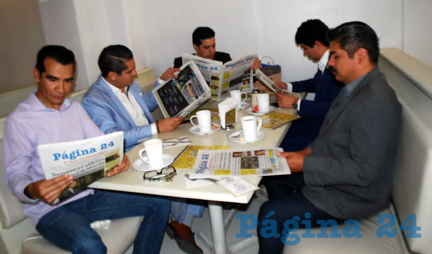Mario Alberto Sosa, Carlos Ernesto “Flaco” España, Leonardo Montañez Castro, secretario del Ayuntamiento; Adrián Levy y Gerardo Garnica almorzaron en el restaurante Del Centro