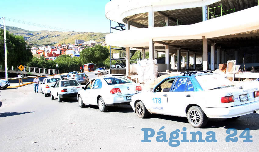 “Esto nunca se había visto antes. Nosotros como taxistas siempre hemos visto la violencia muy cerquita, en la noche cuando trabajamos es muy difícil, pero ahorita ya está rebasado todo, ya está muy difícil, como nunca se había visto esto”, expresó Manuel Maldonado Trejo, chofer de taxi (Fotos Rocío Castro Alvarado)