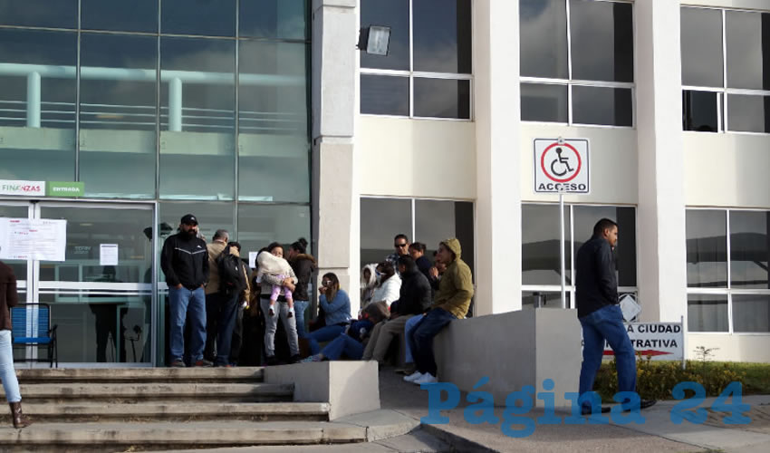 Dijeron que el plantón permanecerá en este inmueble, hasta que sean atendidos por los acusados, Gema Mercado Sánchez y Jorge Escobedo Armengol, para que así cumplan con una minuta firmada anteriormente en donde aseguraban el pago a los docentes (Foto Merari Martínez Castro)