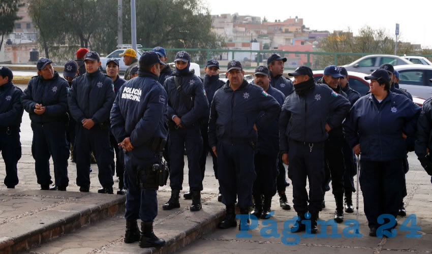 Sólo echándoles montón, los policías pueden meter al orden a las personas “conflictivas”, pero al narco ni con todas las corporaciones (Foto Merari Martínez Castro)