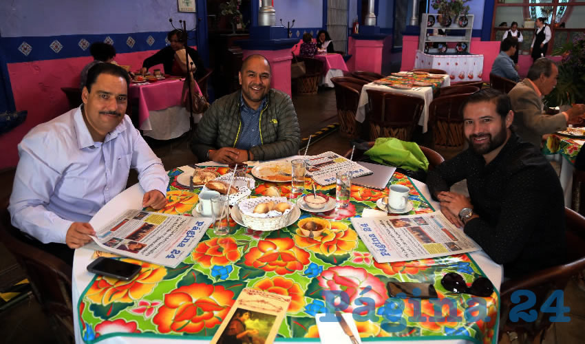 En La Saturnina compartieron el primer alimento de la mañana Antonio Martín del Campo, Luigi Rivera Ramírez, periodista; y Eduardo González Blas