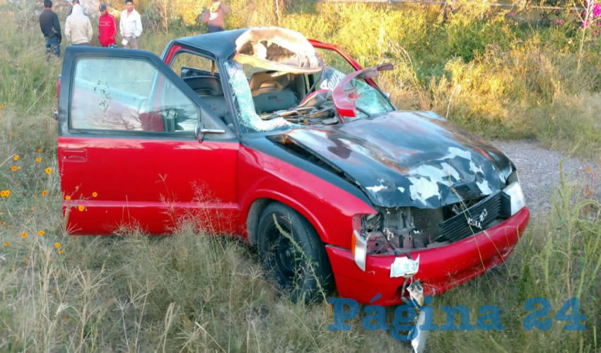 La camioneta qued&oacute; destrozada y sus tripulantes se salvaron de sufrir heridas de consideraci&oacute;n