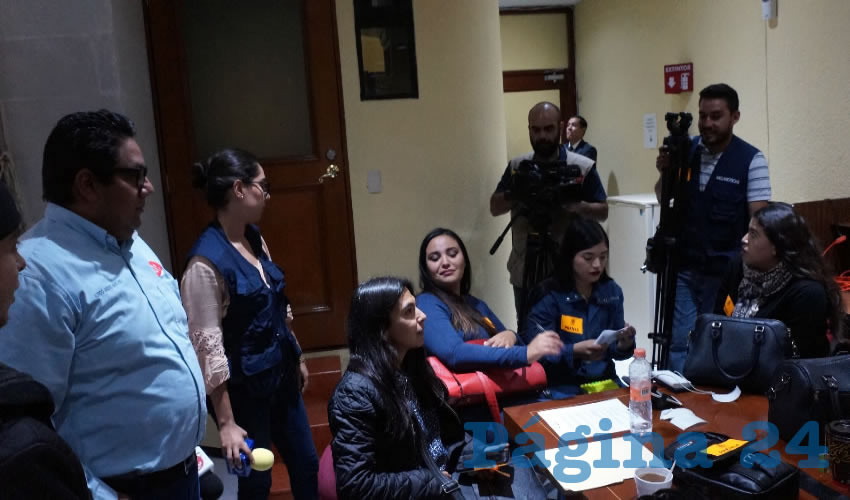 Integrantes de medios de comunicación protestan colocando cámaras y micrófonos en el suelo (Foto Merari Martínez Castro)