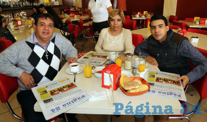 En el restaurante Mitla desayunaron, y festejaron el cumpleaños de Héctor Manuel Pedroza Rentaría, Amparo Mirella Padilla Hernández y José Cuauhtémoc Pedroza Padilla