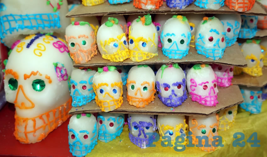 También mostró a Página 24, las paletas de fantasmas, que son realizadas con caramelo macizo, “eran muy vendidas en Zacatecas, porque innovábamos con figuras acordes a las celebraciones” (Foto Merari Martínez Castro)