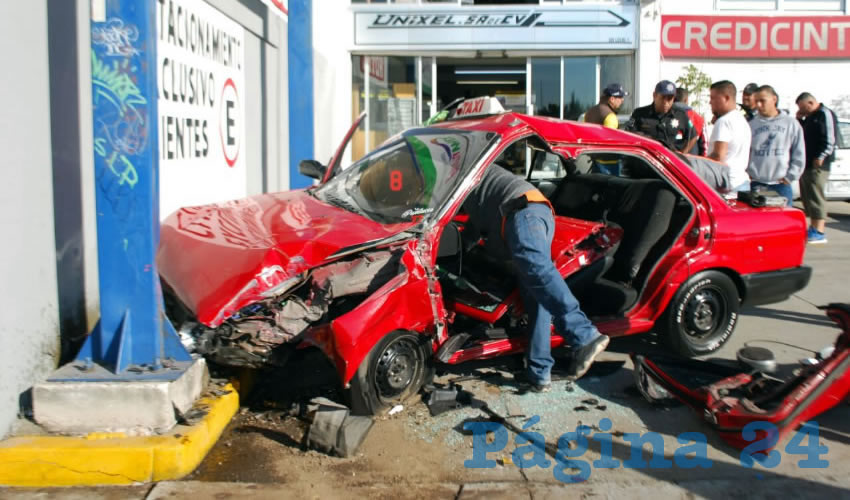 El vehículo de alquiler se estampó contra un poste, en el estacionamiento de la plaza comercial situada en avenida Aguascalientes sur 306