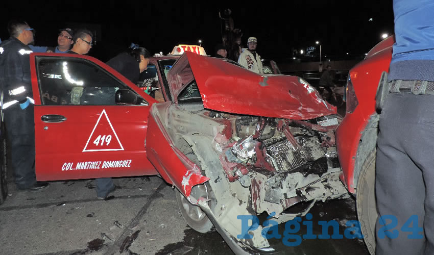 El taxi Nissan Tsuru 419 sufri&oacute; severos da&ntilde;os