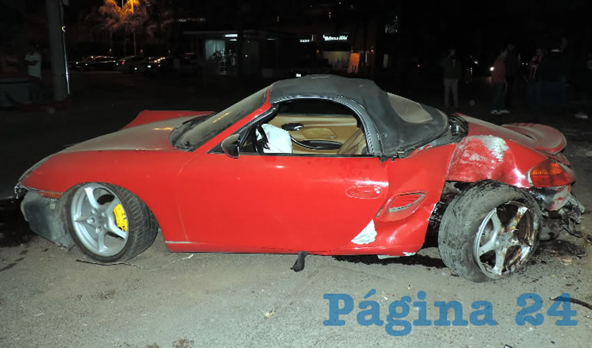 As&iacute; qued&oacute; el auto Porsche, tras destrozar un &aacute;rbol y un poste de alumbrado p&uacute;blico