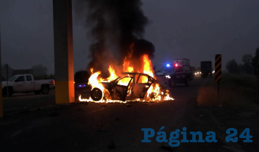 El veh&iacute;culo se estamp&oacute; contra un pilar de lo que ser&aacute; la Puerta de Entrada Oriente; fue rescatado el conductor antes de que el auto ardiera en llamas pero muri&oacute; a los pocos minutos