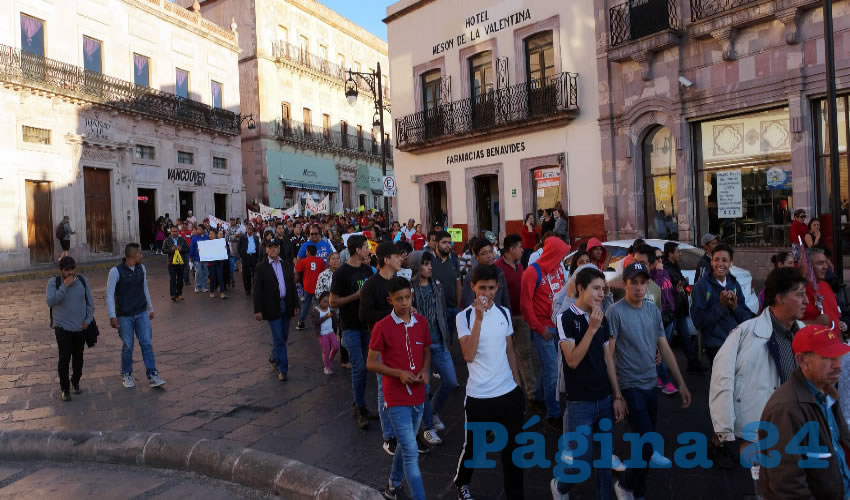La marcha dio inicio a la altura de la Unidad Académica de Ingeniería para seguir en la calle Ramón López Velarde y Guerrero para concluir en la avenida Hidalgo