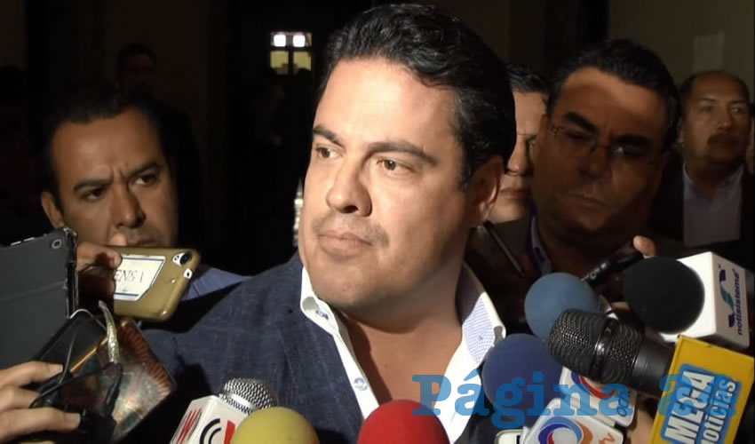 Eduardo Almaguer Ramírez, fiscal de Jalisco, dijo que esta semana dejaría su cargo para buscar un puesto de elección popular, algo que el gobernador Aristóteles Sandoval negó al señalar que antes de irse “primero que me entregue un informe total y transparente” sobre el estado que guarda la FGE/Foto: Francisco Andalón López 
