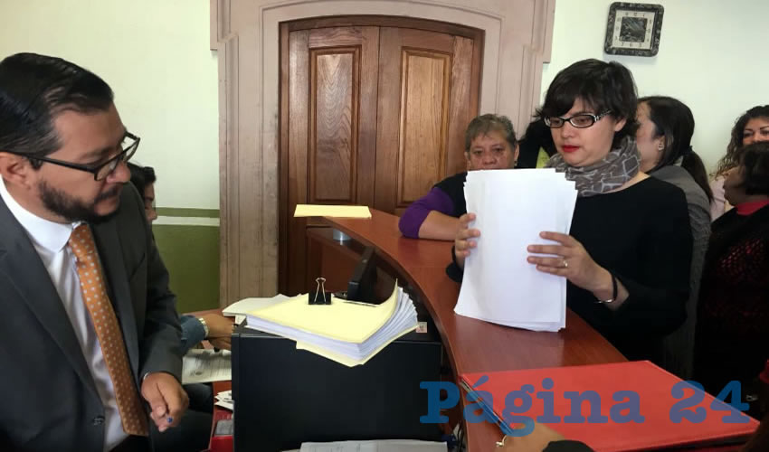 Mara Muñoz Galván, integrante de esta unidad de colectivos, entregaron una carta en las oficinas de la Secretaría de Gobierno, para solicitar una audiencia con Alejandro Tello Cristerna, gobernador del estado, con la finalidad de entablar una dialogo en relación al tema de la violencia contra las mujeres y niñas, específicamente feminicidios; creemos que un gobierno que se aleja de la ciudadanía no puede sentir de manera fiel lo que está sucediendo y lo que está padeciendo la gente (Foto Merari Martínez)