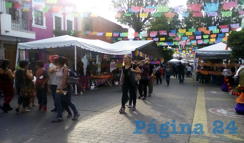 Como celebración por el Día de Muertos, se cerró la avenida principal del centro de Tlaquepaque para dar paso a la colocación de altares de muertos, esculturas de calaveras, y representaciones típicas de esta fiesta mexicana; la verbena estará hasta el 5 de noviembre/Fotos: Francisco Tapia