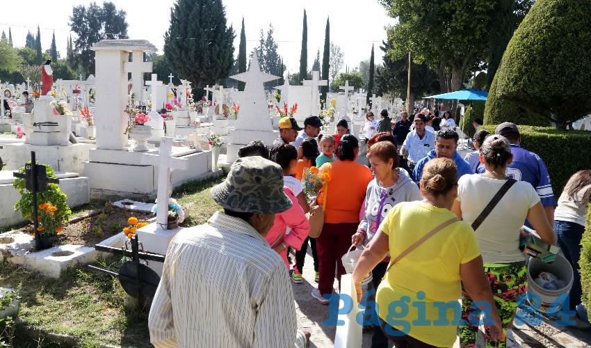 La gente visita a sus difuntos en el Pante&oacute;n de la Cruz (Fotos: Eddylberto Lu&eacute;vano Santill&aacute;n)