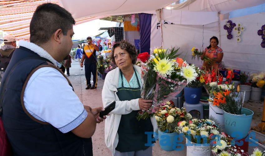 Do&ntilde;a Mar&iacute;a de los &Aacute;ngeles, vendedora de flores